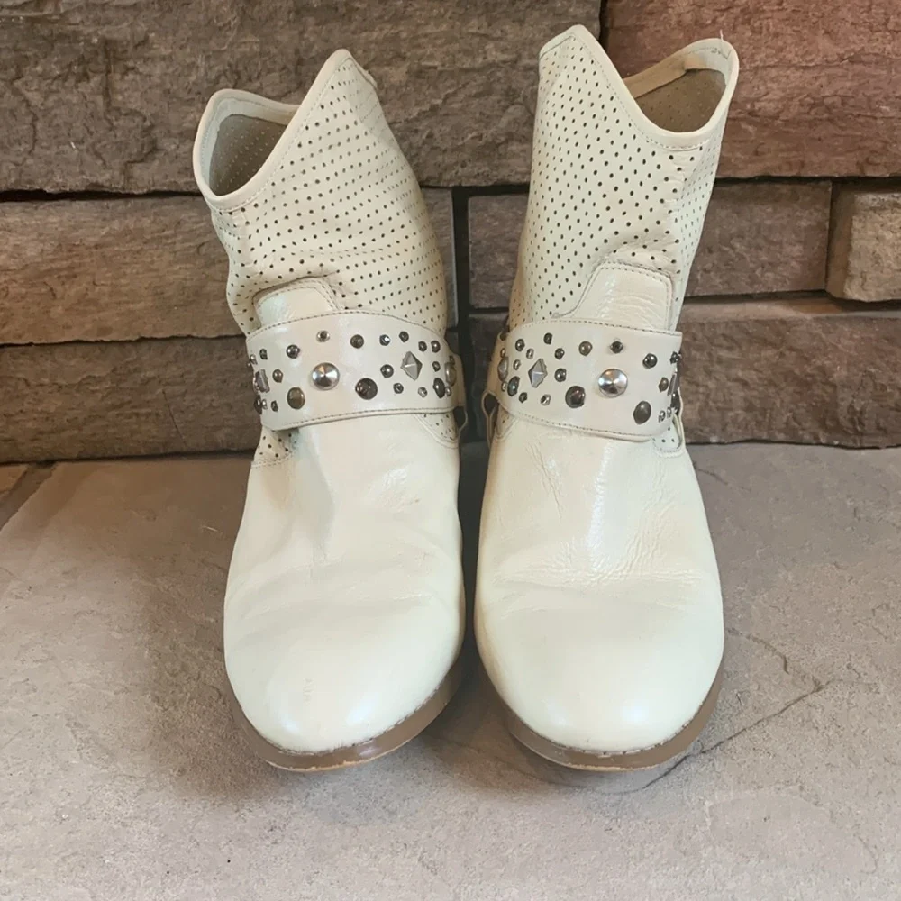 Twiggy London sz 8 cream leather ankle booties with rhinestone details